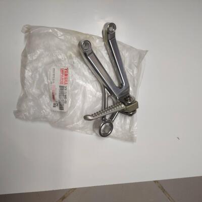POGGIAPIEDI POST.DX COMPLETA YAMAHA R1 02/03