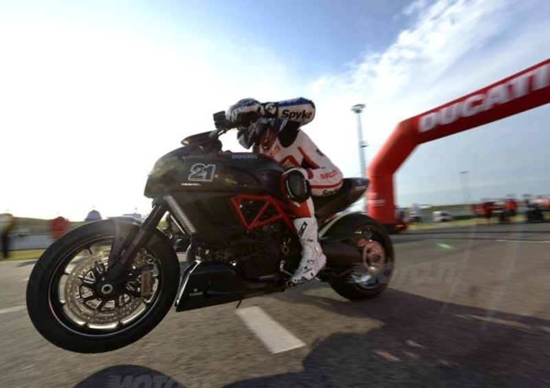  WDW 2012. Bayliss trionfa nella Diavel Drag Race