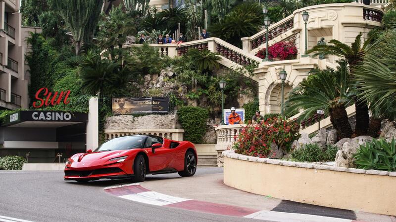 F1: Charles Leclerc, il backstage delle riprese con la Ferrari SF90 Stradale a Monaco [Video]