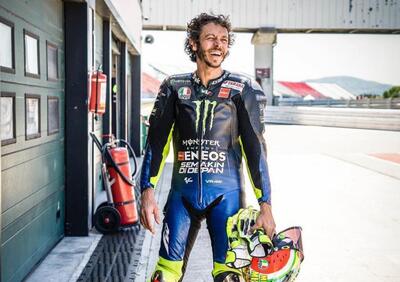 Valentino Rossi torna in pista a Misano... felice come un bambino