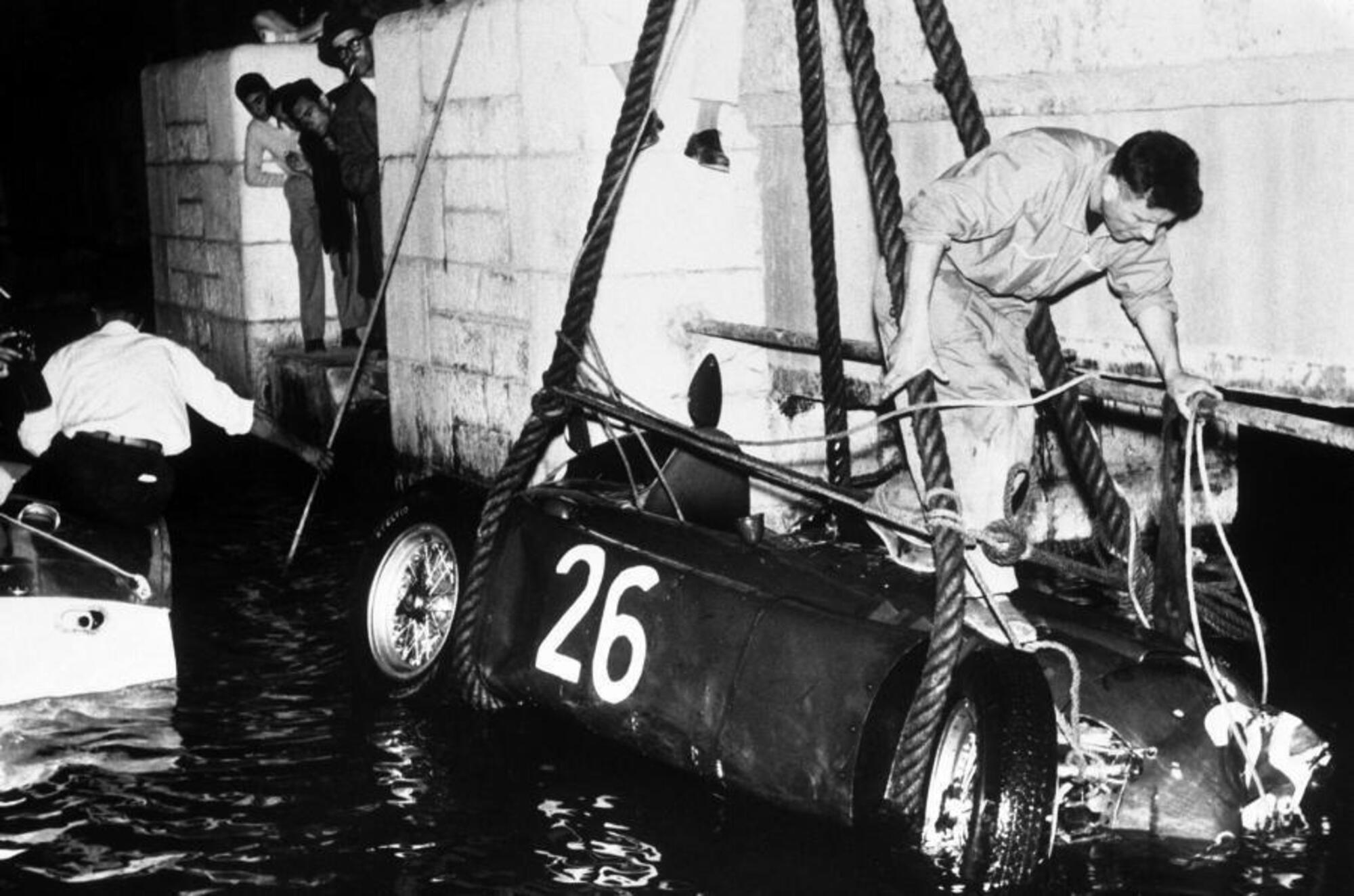 Alberto Ascari incidente Monaco 1955 Ferrari recuperata