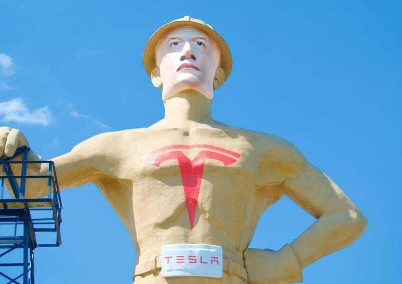 Tulsa corteggia Tesla con una statua dedicata ad Elon Musk