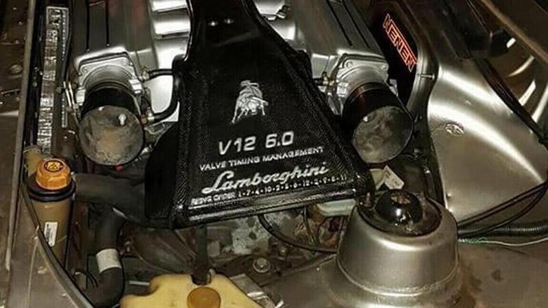 La Fiat Uno da 300 km/h? Quasi. Sotto al cofano solo la cover V12 Lamborghini!