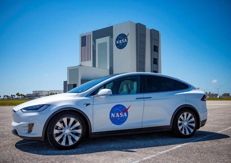 Una Tesla Model X per gli astronauti della prima missione privata della Nasa 