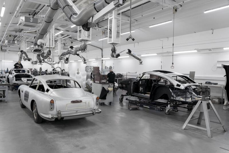 La linea di assemblaggio della Aston Martin DB5 Goldfinger Continuation