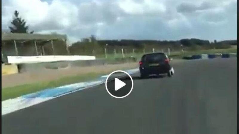 Voi non la guidavate meglio, la GTi: Citroen AX in pista chiude curve manco fosse una Abarth e non ribalta [video]