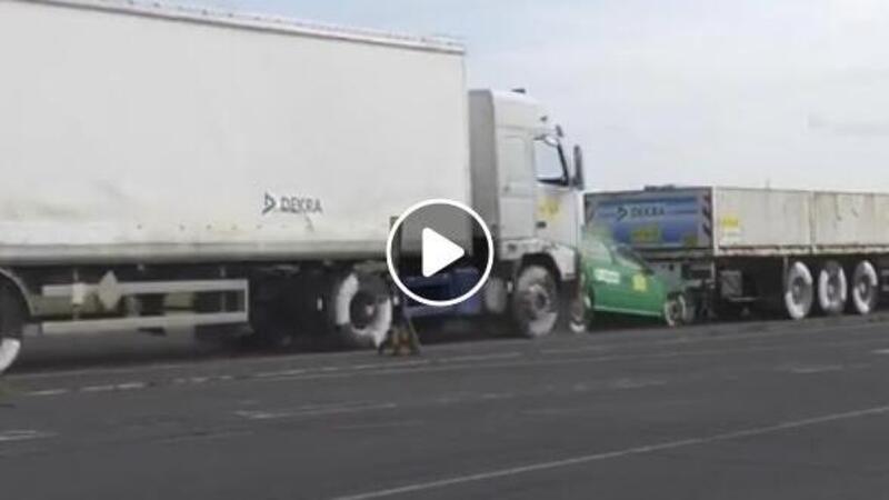 Incidente a 43 Km/h contro un TIR? Ecco il video che mostra gli effetti, con auto distrutta [video]