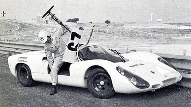 Guasti curiosi su auto da corsa top? Il volante con piantone che si stacca dalla Porsche 908