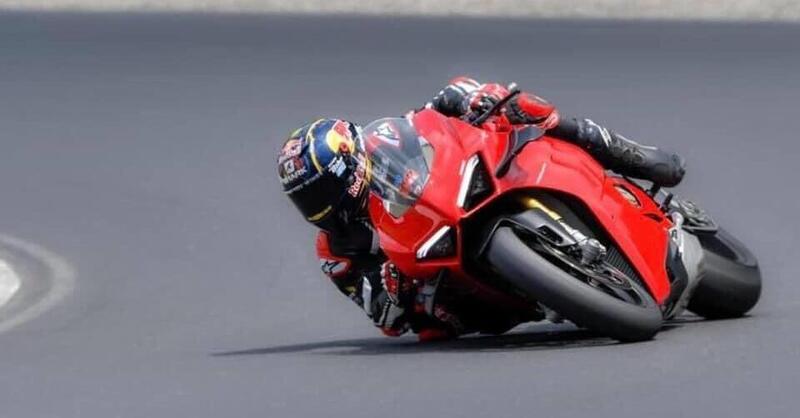 MotoGP: i piloti in pista con le moto di serie