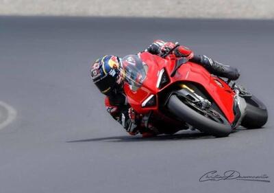 MotoGP: i piloti in pista con le moto di serie