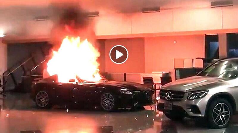 George Floyd: incendiata concessionaria Mercedes ad Oakland. Slogan &quot;Eat the rich!&quot;