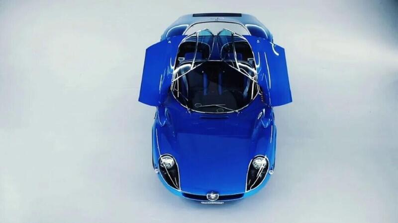 Alfa Romeo 33 Stradale: 5.000 ore di restauro per la bellezza BLU REALE