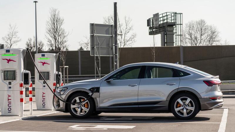 Audi, Ricarica delle batterie nelle nuove e-tron: non sono solo quei 30 minuti per 330 Km