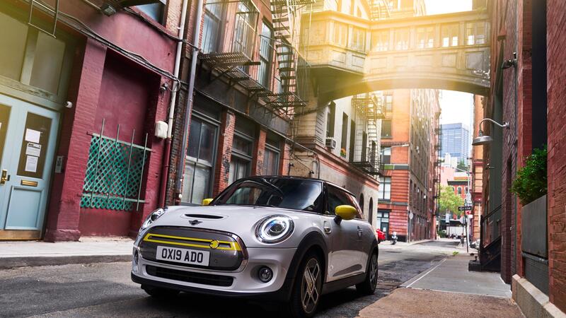 Mini Full Electric: finalmente l&#039;abbiamo guidata in due [Video]