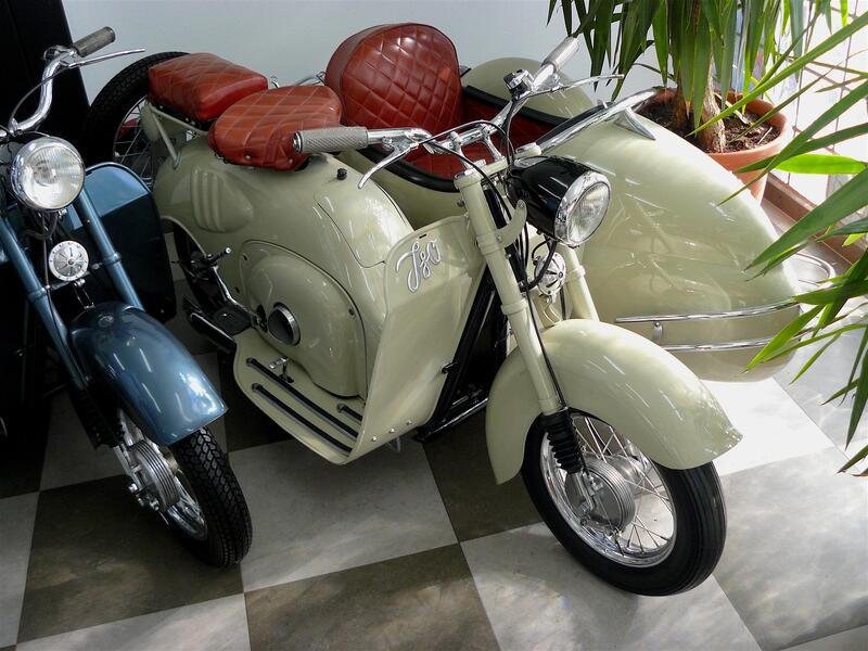 Gli scooter erano versatili e robusti e non pochi sono stati dotati di un sidecar, come questo Isomoto con motore a cilindro sdoppiato di 125 cm3. Le prestazioni, gi&agrave; non esaltanti in origine per via della ridotta cilindrata, risentivano negativamente di questa trasformazione, ma erano altri tempi