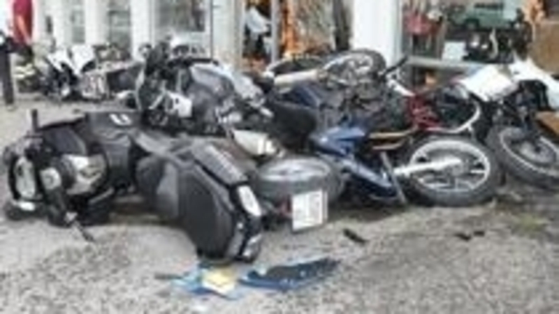 Lamborghini falcia moto e scooter BMW a Mariano Comense