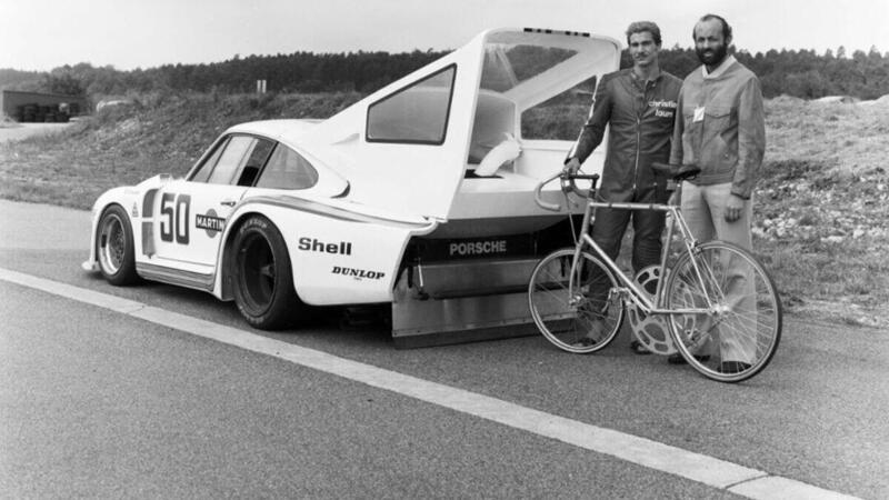 Come morire per un record di velocit&agrave; su due ruote, 240 Km/h in scia alla Porsche da gara [video]