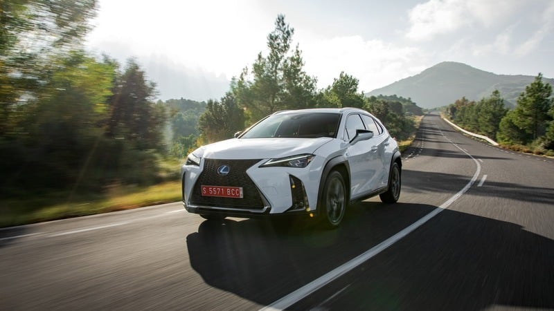 Lexus UX: linee taglienti e un look che spiazza [Video]