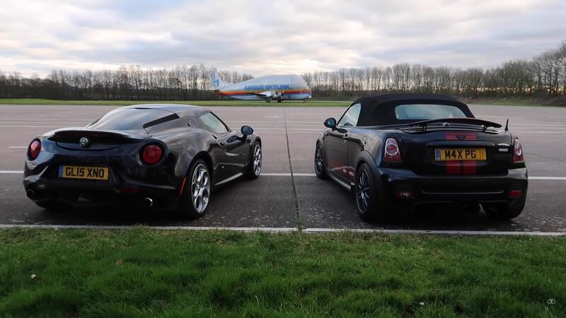 Drag Race: Alfa Romeo 4C vs Mini JCW 270CV!