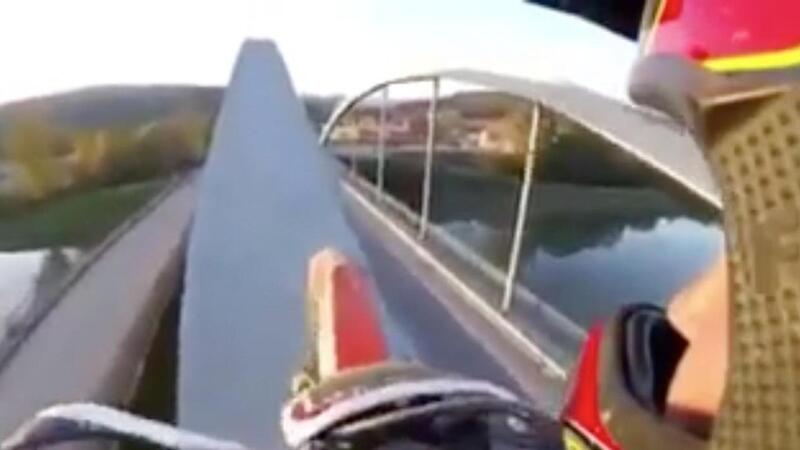 Sull&#039;impalcato di un ponte con la moto da cross. Il video &egrave; da brividi