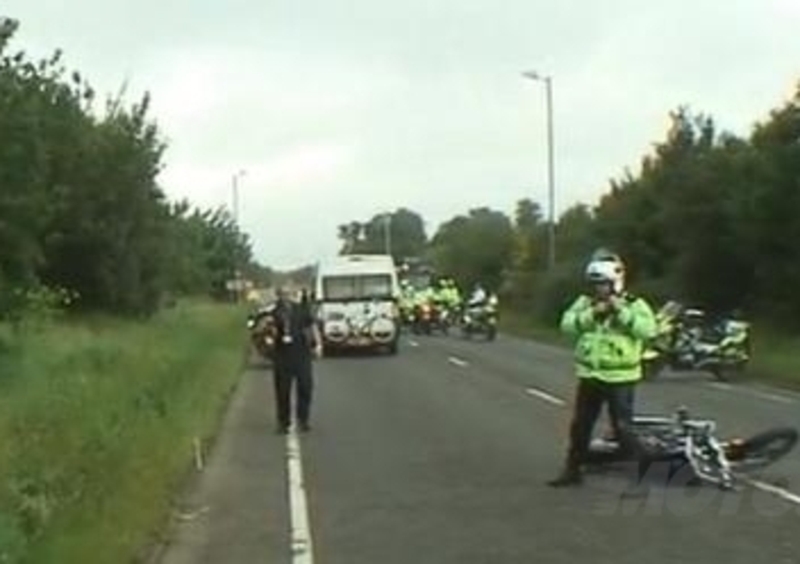 Incidente in moto ferma la torcia olimpica