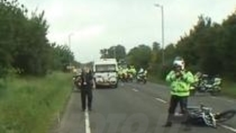 Incidente in moto ferma la torcia olimpica