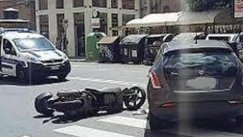 Bobo Craxi in scooter a Roma travolto da un&#039;auto civetta della Polizia. &quot;Ho il naso rotto ma sono in piedi&quot;