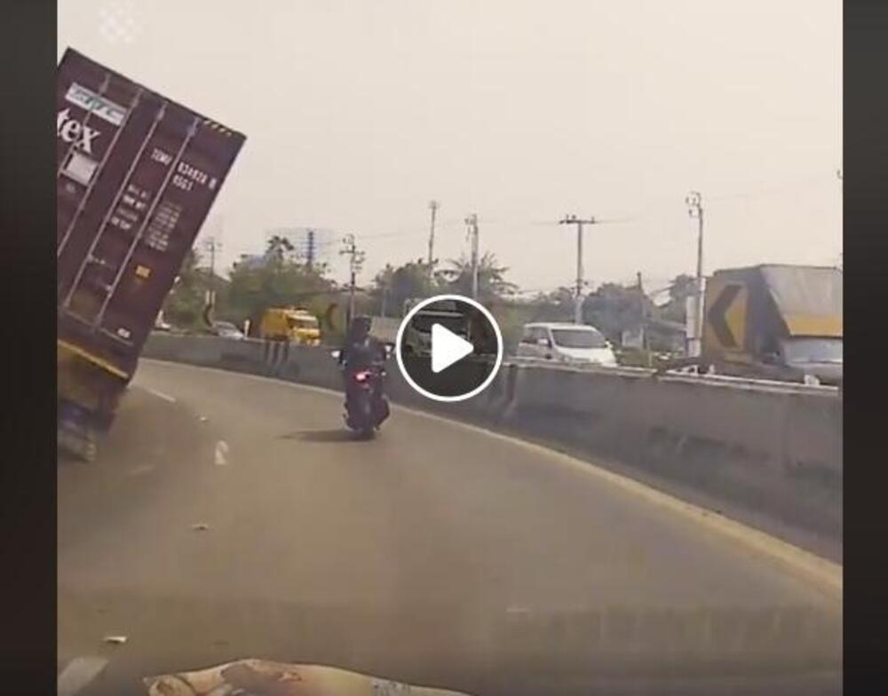 Morte in faccia sulla strada: TIR ribalta con moto a fianco