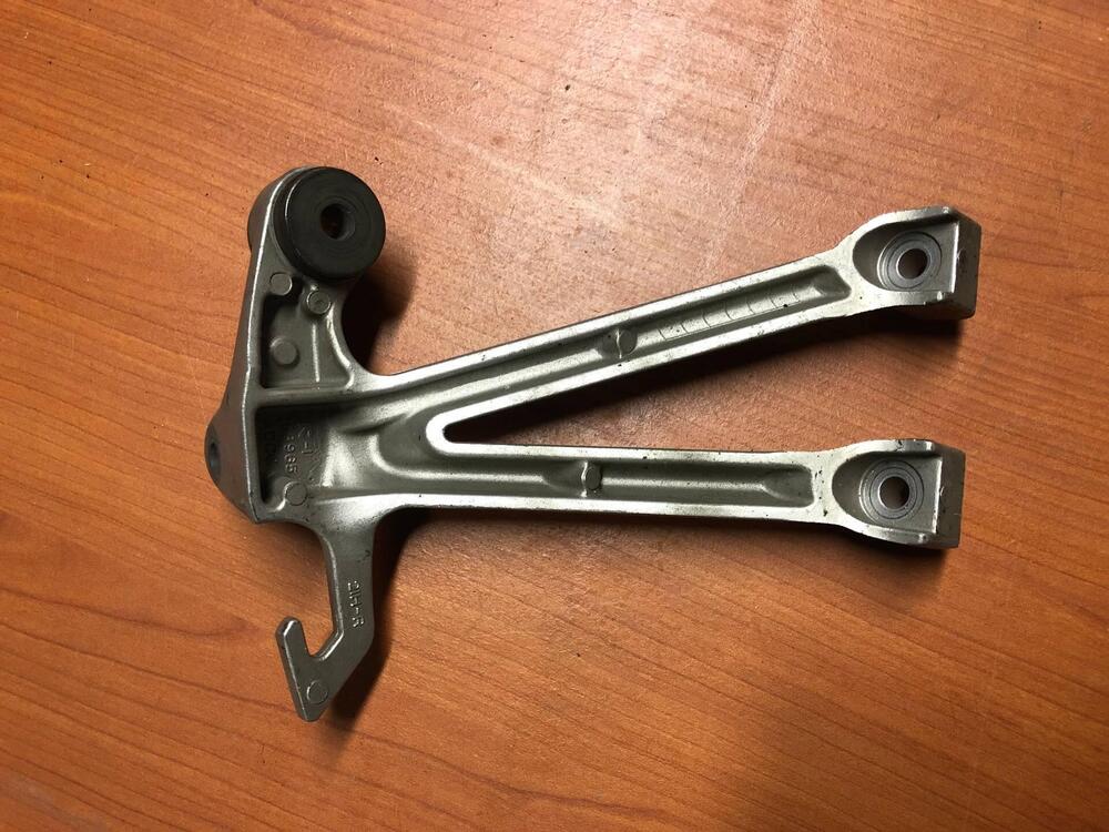 Supporto pedana posteriore destra Suzuki GSXR 1000 (2)
