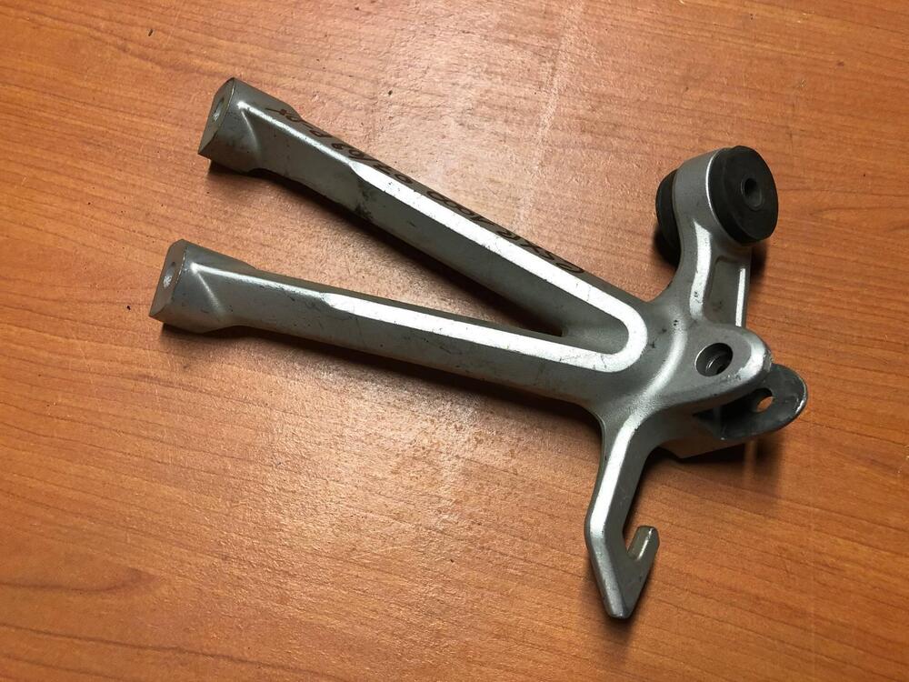 Supporto pedana posteriore destra Suzuki GSXR 1000 (3)