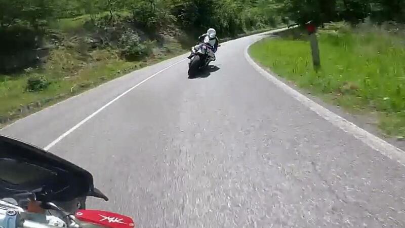 La felicit&agrave; in moto: gratta per la prima volta la saponetta e urla la sua emozione dentro al casco [VIDEO VIRALE]