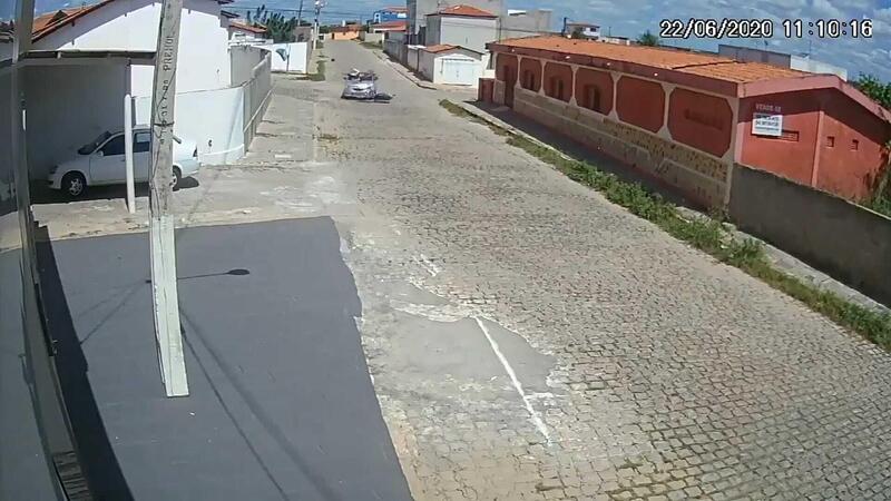 Fortuna incredibile: travolto da un&#039;auto, se la cava con una corsetta [VIDEO]