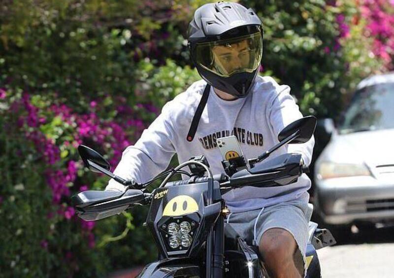 Justin Bieber in moto a Beverly Hills: motard personalizzata e cellulare al manubrio