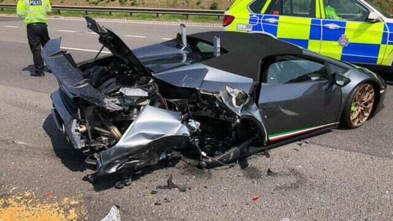 Prendi Lambo, Spacchi Lambo: cliente distrugge nuova Huracan Spyder appena ritirata da concessionario [foto crash]