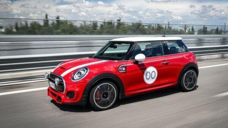 Nuova Mini Challenge Edition 2020: la Mini JCW personalizzata con proprio nome sul finestrino