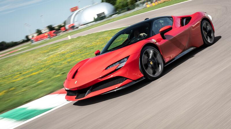 Ferrari SF90 Stradale | Dall&#039;inferno al paradiso in un lampo. Prova test drive [Video]