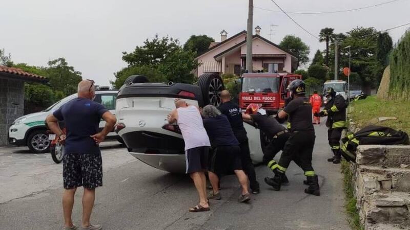 Calabrone vola in auto, anziana perde il controllo: le foto del ribaltamento