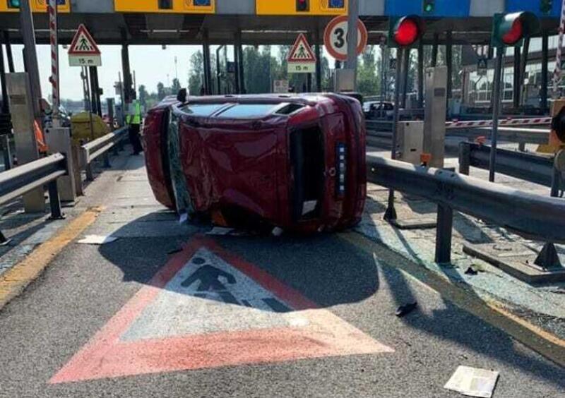 Ancora incidenti sulla tangenziale: auto cappottata [casello Mestre Villabona]