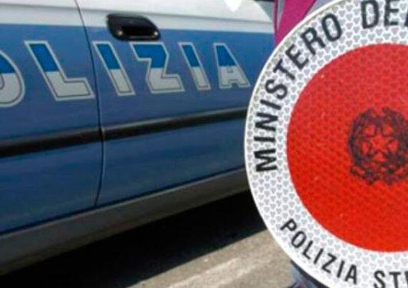 La moto era splendente, ma la targa coperta dal fango: motociclista multato e denunciato