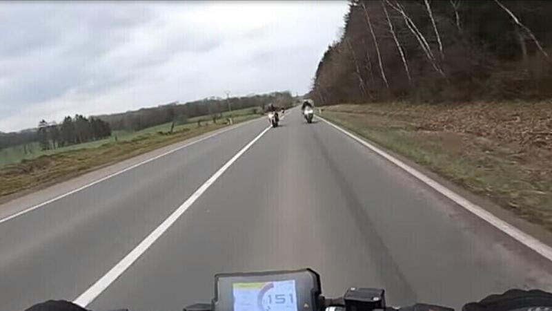 A 140 km/h schiva tre moto contromano [VIDEO CHOC]