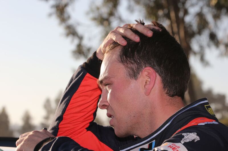 Un Paddon scosso dopo l'incidente che ha messo fuori uso la sua i20 WRC