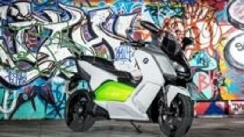 BMW C-Evolution, l&#039;elettrico debutta in societ&agrave;