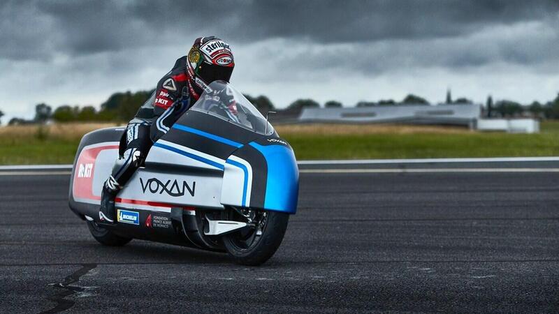 Voxan Wattman, la nuova moto elettrica con cui Max Biaggi tenter&agrave; l&#039;assalto al record del mondo di velocit&agrave; [FOTO]