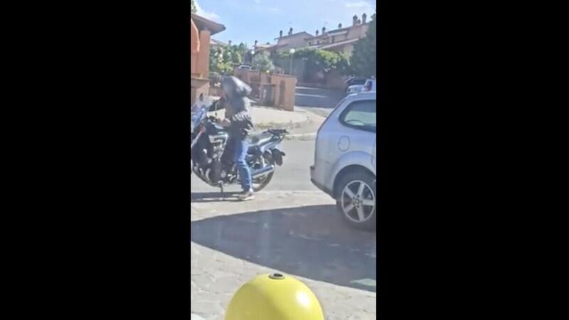 Parte in moto con il casco al contrario: fake o realt&agrave;? [VIDEO VIRALE]