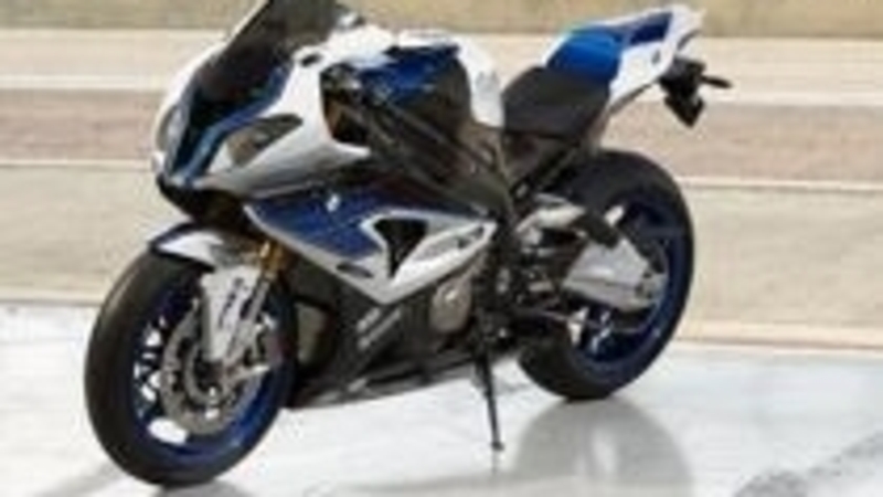 BMW HP4: arriva una S1000RR ancora pi&ugrave; prestante!