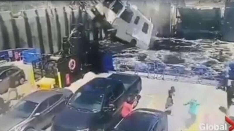 Perdere il traghetto per il mare? Mai, piuttosto sfonda tutto e decolla con il camper [Video Fly&amp;Crash]