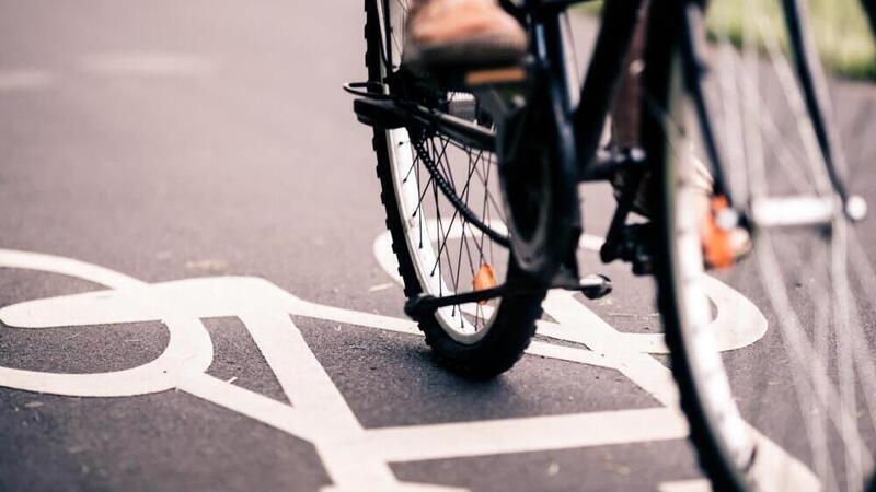 Ciclabili aperte alle moto elettriche: la proposta di Genova spacca il Paese