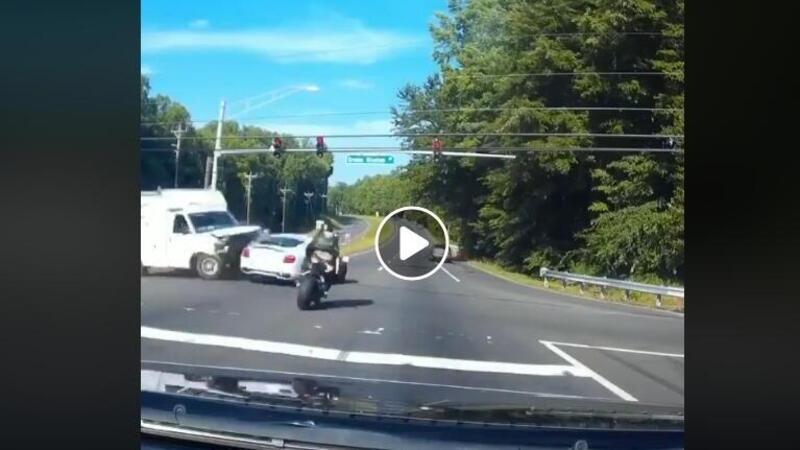 Slalom della morte in moto, Meglio che al videogame: biker evita coup&egrave; crashata con furgoncino [video paura]