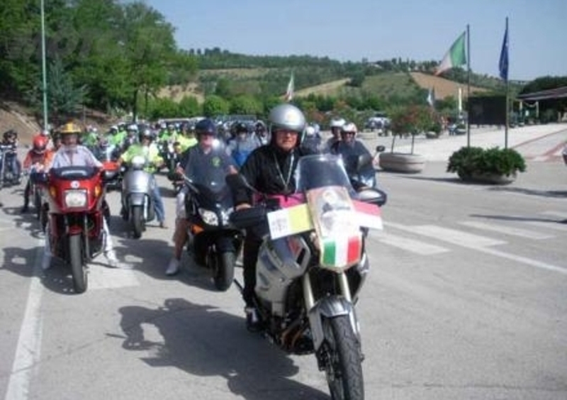 Il vescovo guida il motoraduno in sella alla Yamaha Super T&eacute;n&eacute;r&eacute;