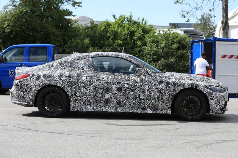 La nuova BMW M4 vista di profilo